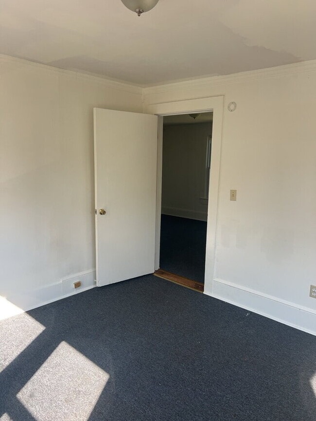Building Photo - "Charming 2-Bedroom Retreat in Greenville – Ideal Location on W. 6th Street!"
