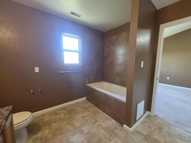 Building Photo - Beautiful Town House