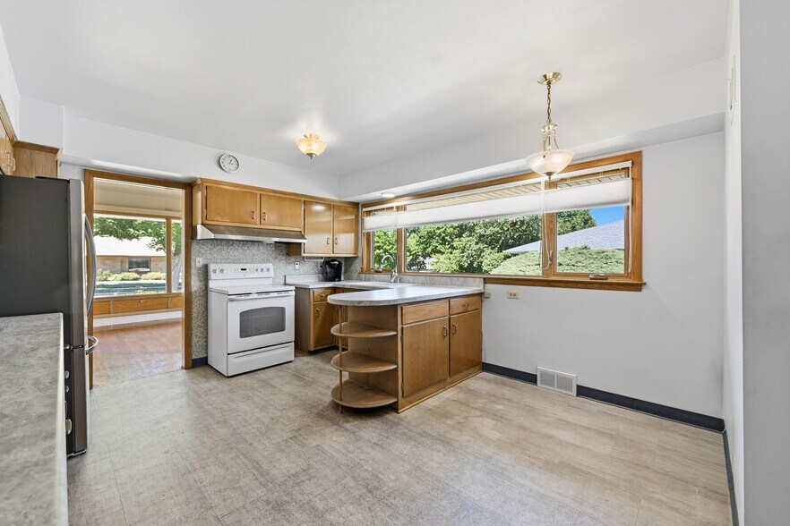 Building Photo - 728 N 74th St