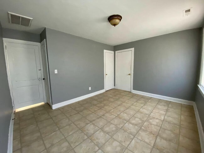 Building Photo - 413 Colonial Ave