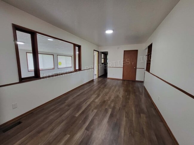 Building Photo - 3 Bd 1.5 ba Ranch Style Home in NE PDX With Washer/Dryer Hook-ups, Fenced Backyard & 2 Car Garage!