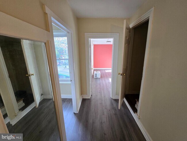 Building Photo - 330 Moss St