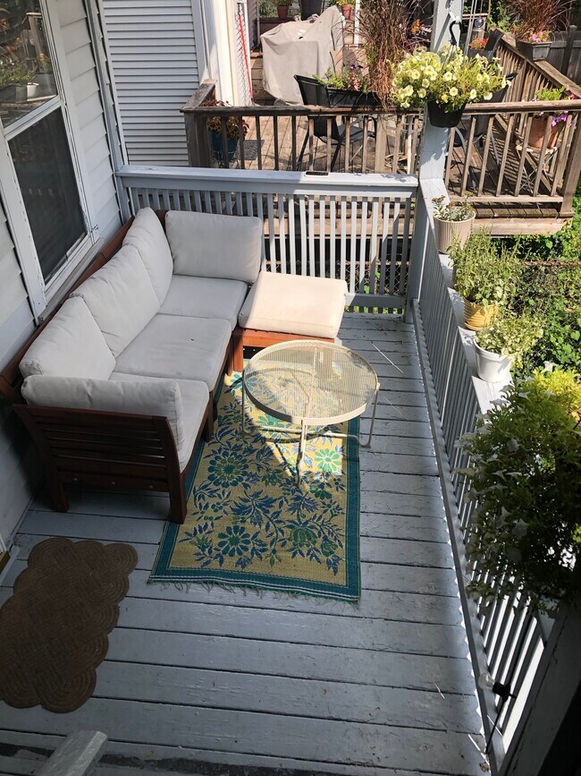 Building Photo - 2027 W Homer St