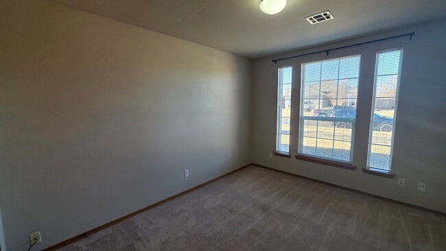 Building Photo - 3 Bed 2 Bath in Oklahoma City!