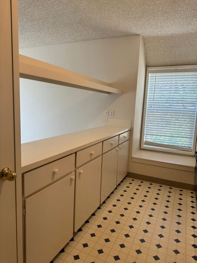 Building Photo - Refreshed Rental Rate One-Bedroom Condo Lo...