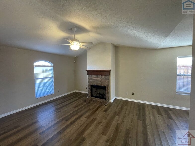 Building Photo - 4416 SW Hickory Ln