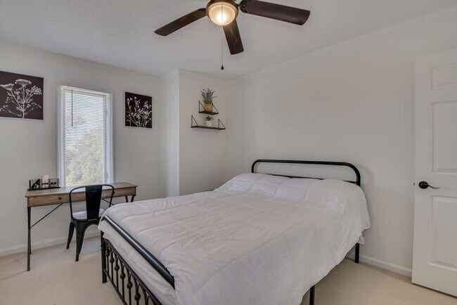 Building Photo - 110 Riverbend Dr