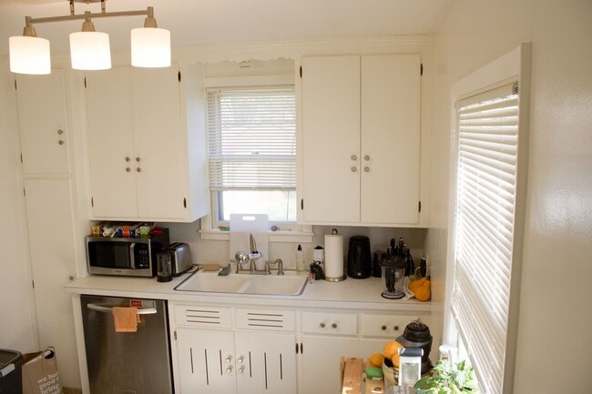 Building Photo - **Lake Nokomis Beauty! 3 Bed 1 Bath!**