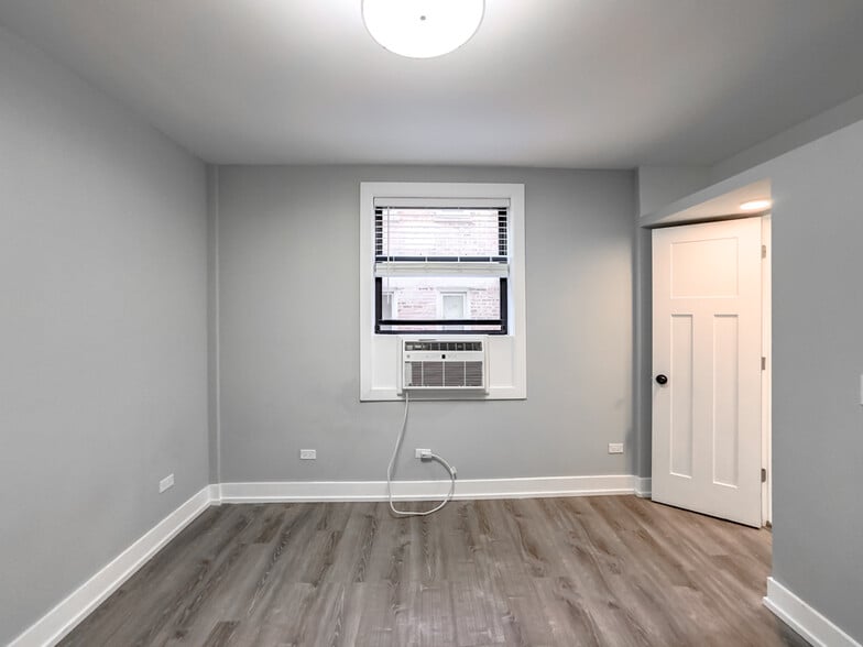 Building Photo - 543 W Belmont Ave