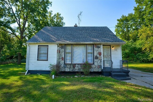 Primary Photo - 1034 E Bundy Ave