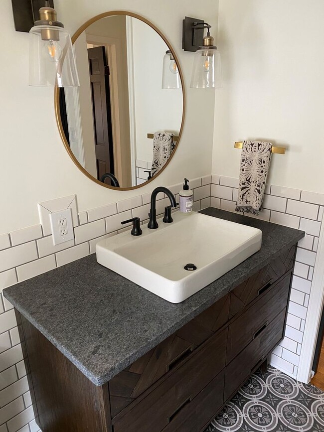 Building Photo - Renovated 3-bed, 2-bath home close to scho...