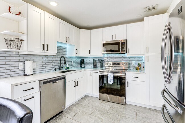 Primary Photo - 3022 W Frierson Ave