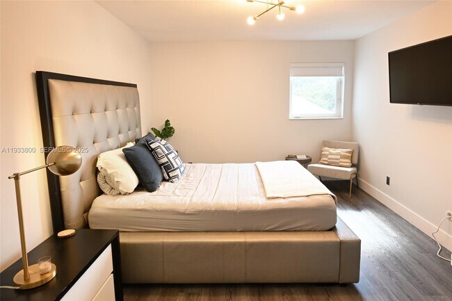 Building Photo - 2860 NE 14th Street Causeway