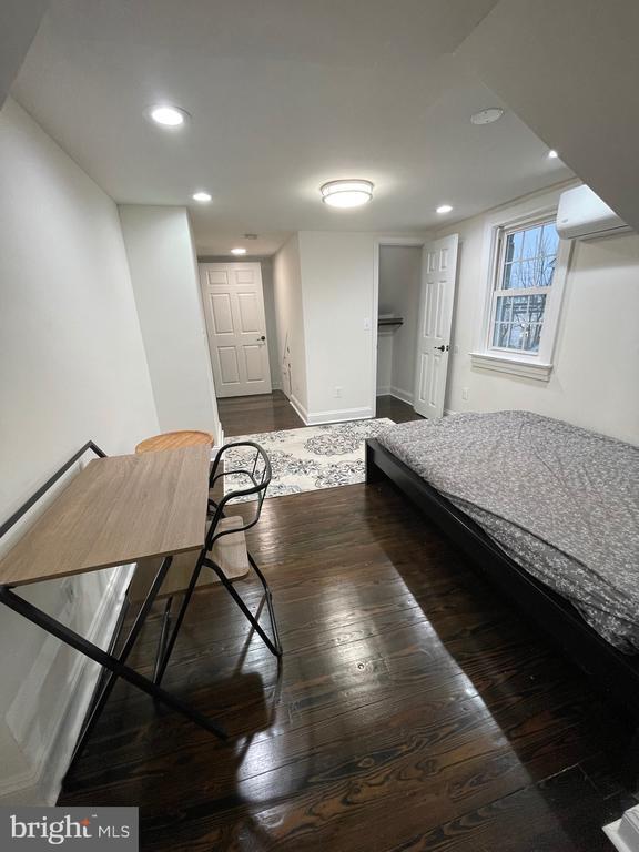 Building Photo - 420 Woodford St