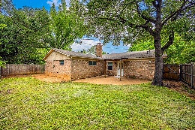 Building Photo - 4 Bedroom, 3 Bath Home Gorgeously Remodeled