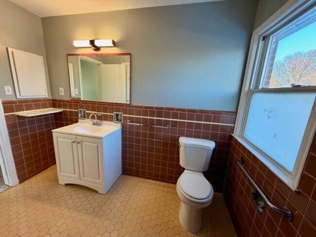 Building Photo - Three bedroom One and a half bath Brick Colonial home for lease