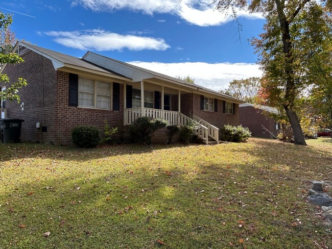 Building Photo - Spacious Updated 3 Bedroom 2 Bath House for Rent