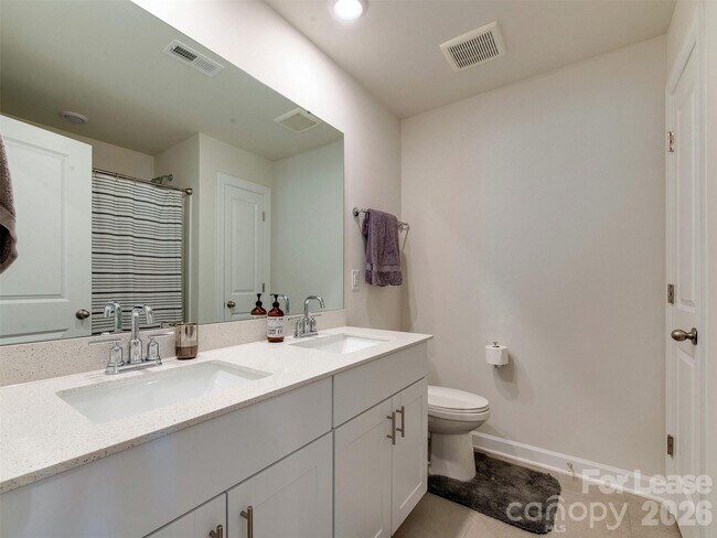 Building Photo - 4009 Woodland View Dr