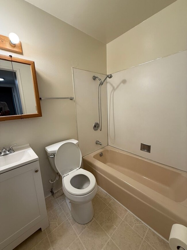 Building Photo - Cute 2 bedroom, 2 bath duplex available NOW!