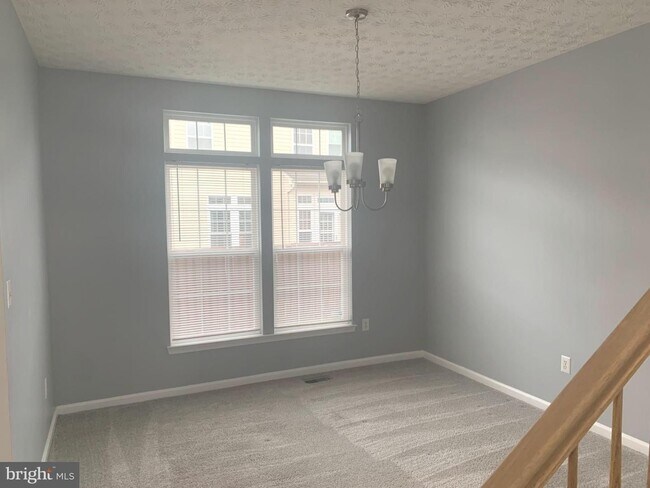 Building Photo - Beautiful 3bd 2/2bth duplex with attached ...