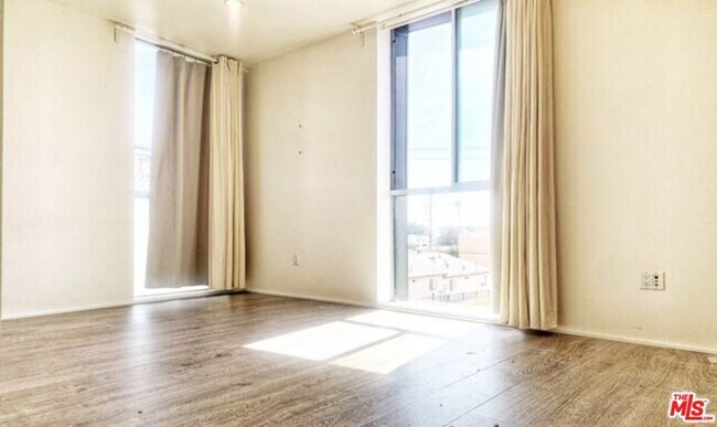 Building Photo - 1038 S Mariposa Ave