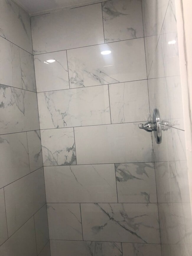 Building Photo - 3 bedroom 2 full bathroom in Baltimore County