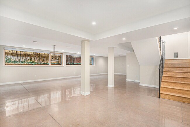 Building Photo - "Modern 4-Bed Boulder Retreat with Granite Elegance & Finished Basement!"