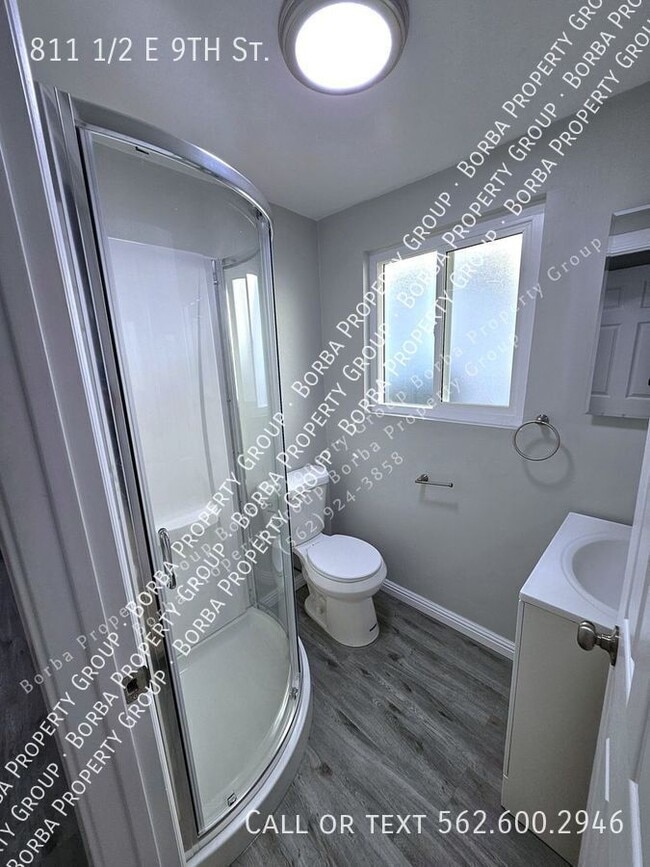 Building Photo - 811 1/2 E 9TH St.-