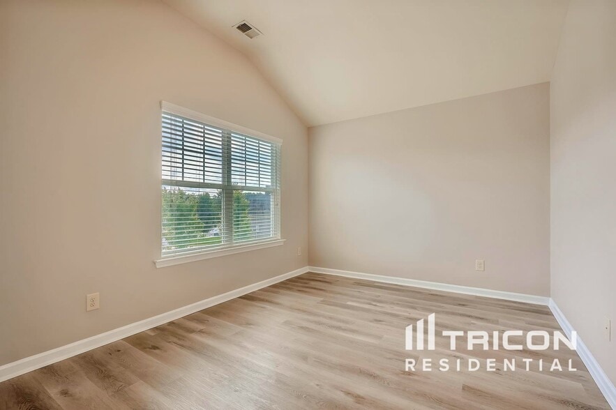 Building Photo - 247 Bollen Ln