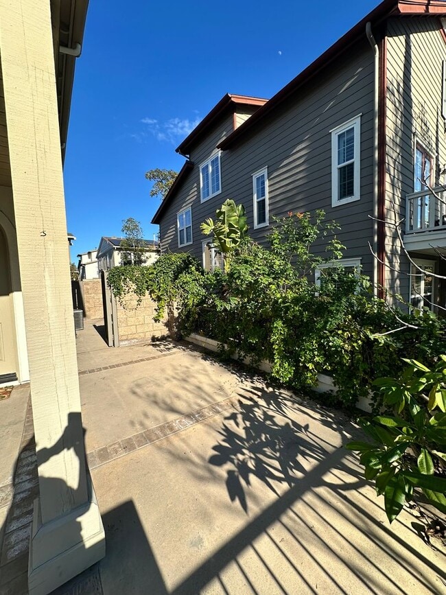 Building Photo - 2 Story home 3 Bedroom, 3 Bathroom Tustin Field.