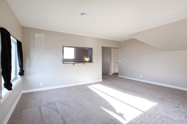 Building Photo - Darling 2 Bedroom Convenient Stanwood Home Move in Ready!