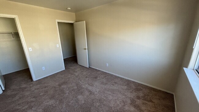 Building Photo - Move in Ready 3 bedroom 2.5 Bath Townhome