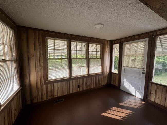 Building Photo - 405 McArthur Blvd