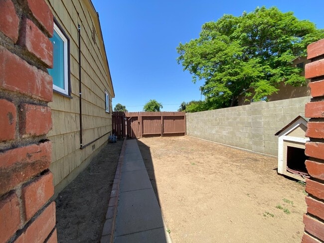 Building Photo - 4734 E Princeton Ave