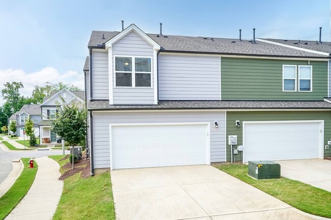 Building Photo - Three Bedroom End Unit Home!