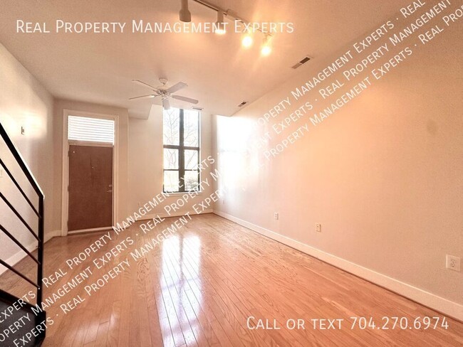 Building Photo - Stunning 1BR/1BA Condo in South End Charlo...