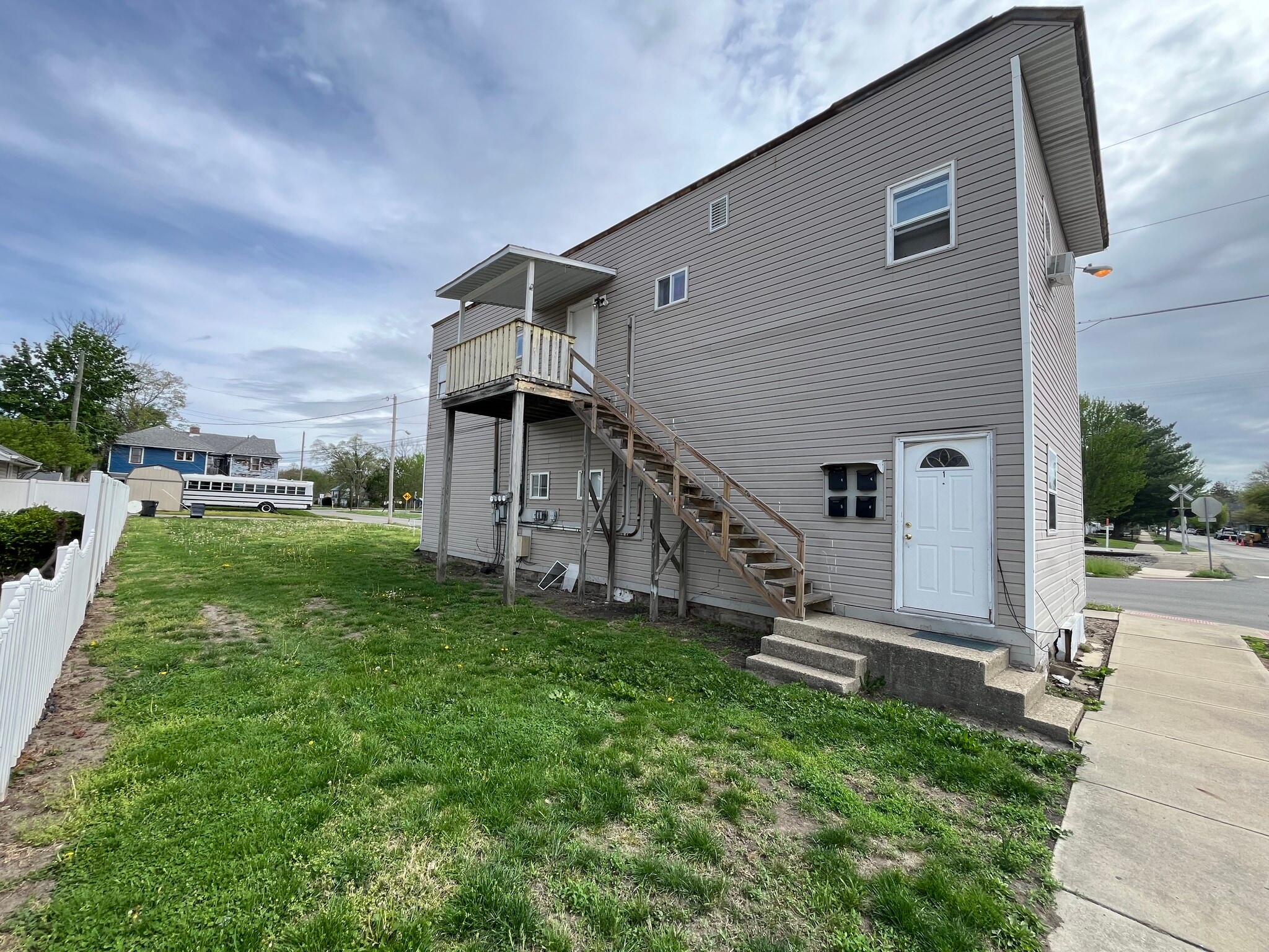 Building Photo - 702 W 5th St