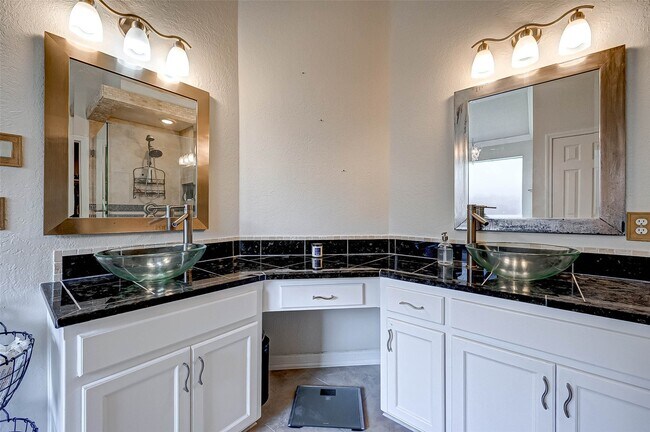 Building Photo - 14 Bradford Cir