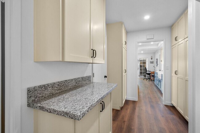 Building Photo - 7.5 Month Furnished Condo at Collwood Manor