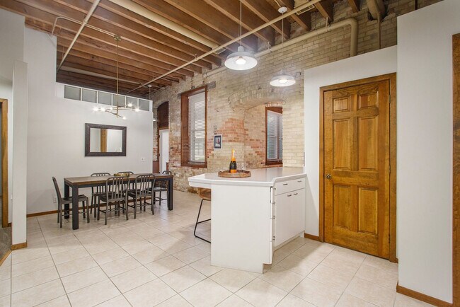 Building Photo - 110 N Harbor Dr
