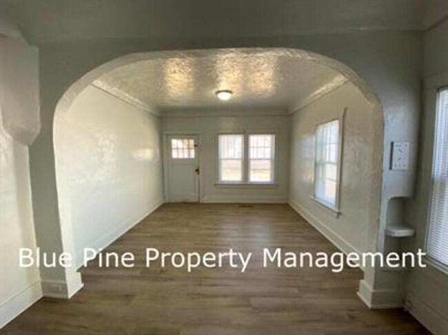 Building Photo - 252 N Shilling Ave