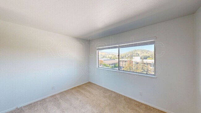 Building Photo - 827 Las Gallinas Ave