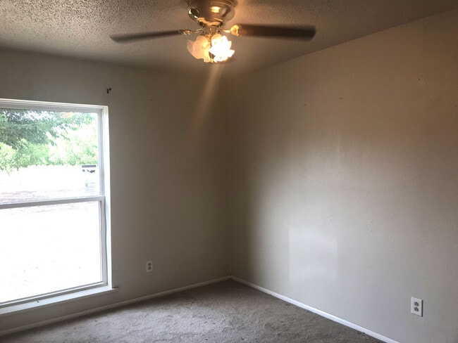 Building Photo - Country Living