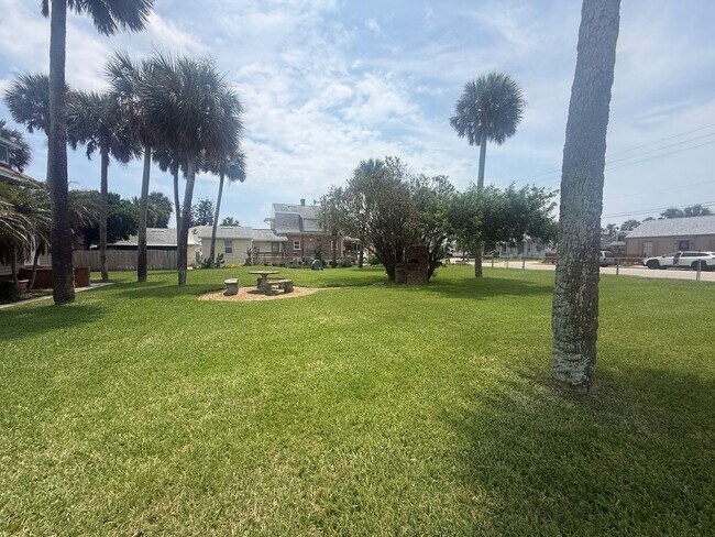Building Photo - Beautifully updated 3 bedroom 3 bathroom home