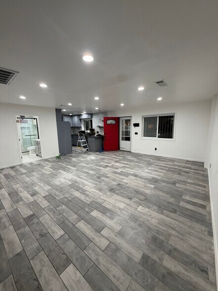 Building Photo - 2207 S Burnside Ave