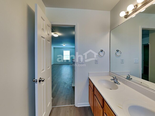 Building Photo - 5316 Silverbrook Dr