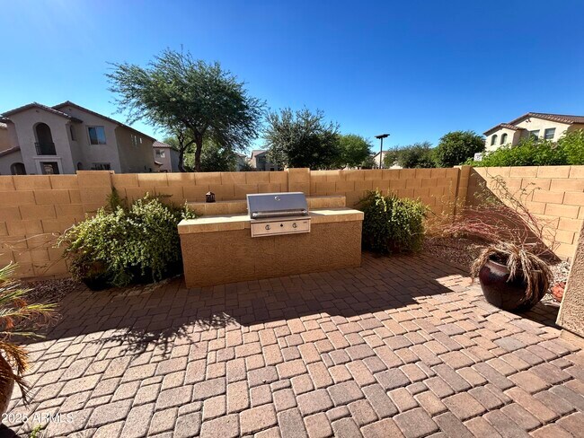 Building Photo - 9123 W Meadow Dr