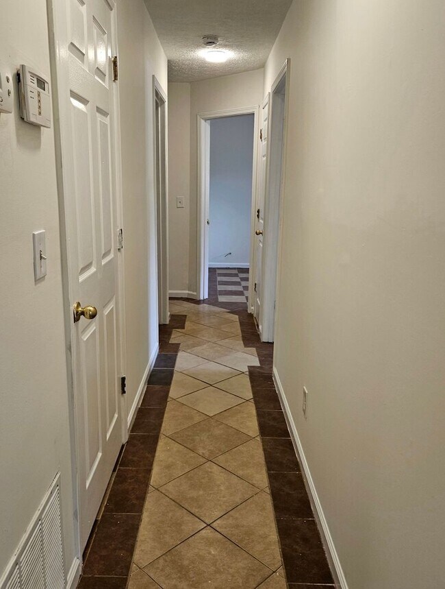 Building Photo - 3172 Creekwood Dr