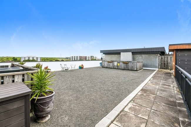 Building Photo - 1 bed / 1 bath w/Study - Move In Today!