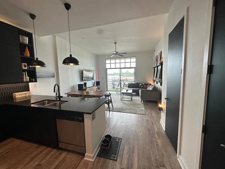 Building Photo - 711 Cosmopolitan Dr NE